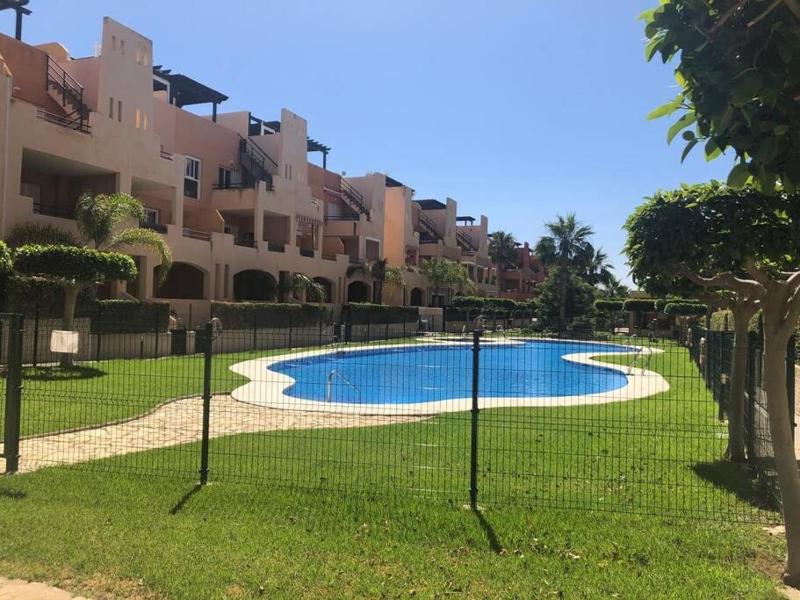 Bajo con jardín a pie de playa y piscina comunitaria con jacuzzi - image 28