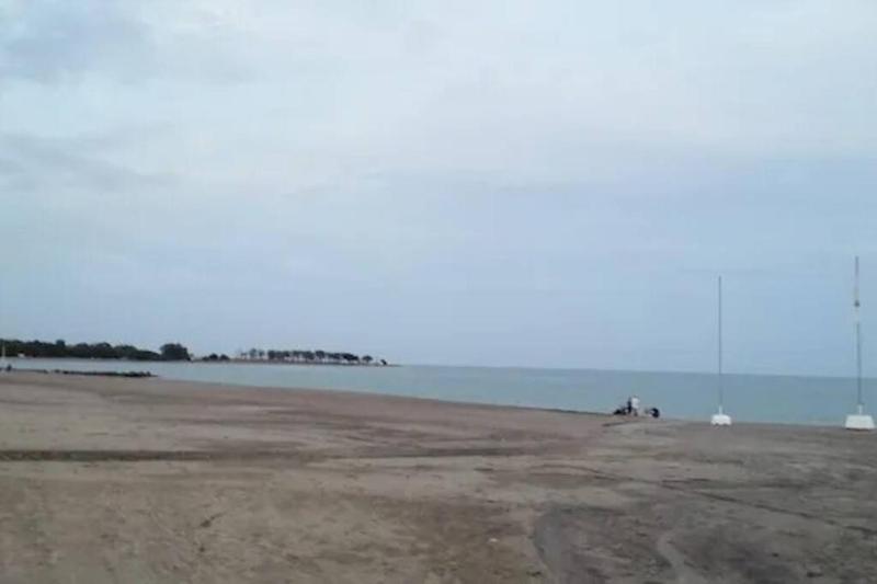 Bajo con jardín a pie de playa y piscina comunitaria con jacuzzi - image 19