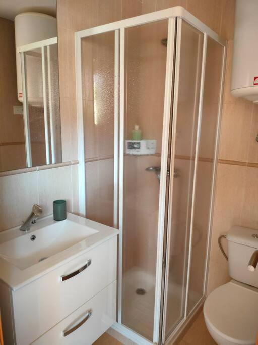 Bajo con jardín a pie de playa y piscina comunitaria con jacuzzi - image 11