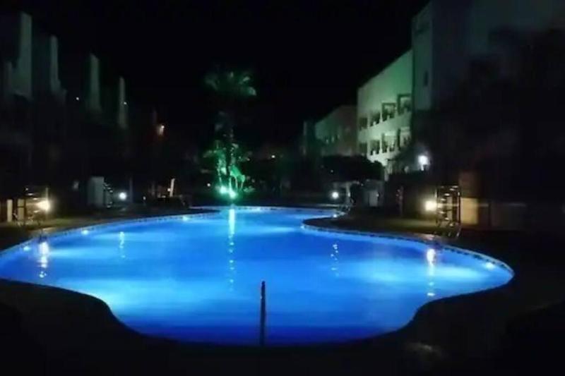 Bajo con jardín a pie de playa y piscina comunitaria con jacuzzi - image 29