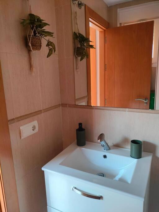 Bajo con jardín a pie de playa y piscina comunitaria con jacuzzi - image 2