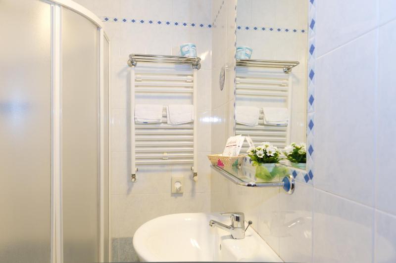 Quadruple Room image 2