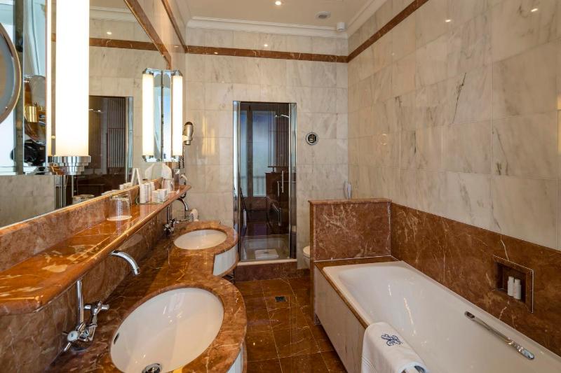 Eiffel Tower Suite image 2