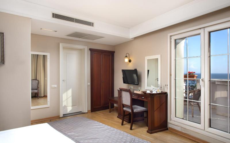 Superior Double Room with Sea View image 2