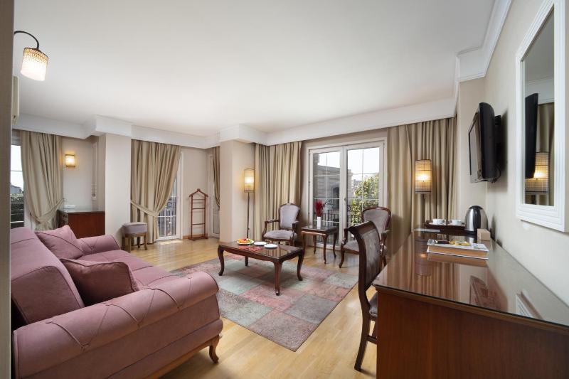 Family Room image 4