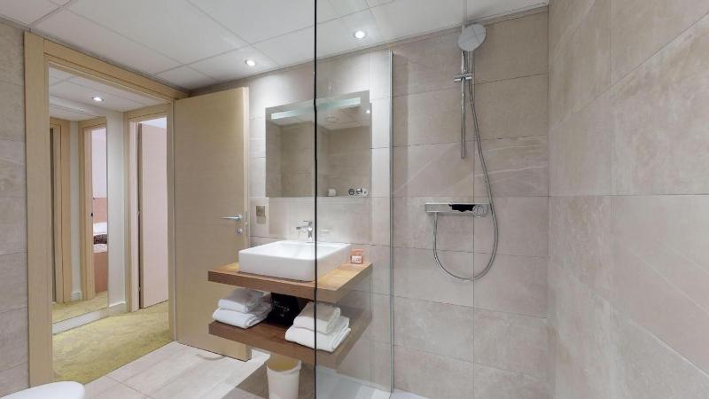 Double or Twin Room with Balcony image 4