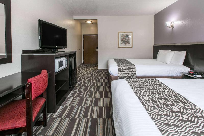 Queen Room with Two Queen Beds - Non-Smoking image 1