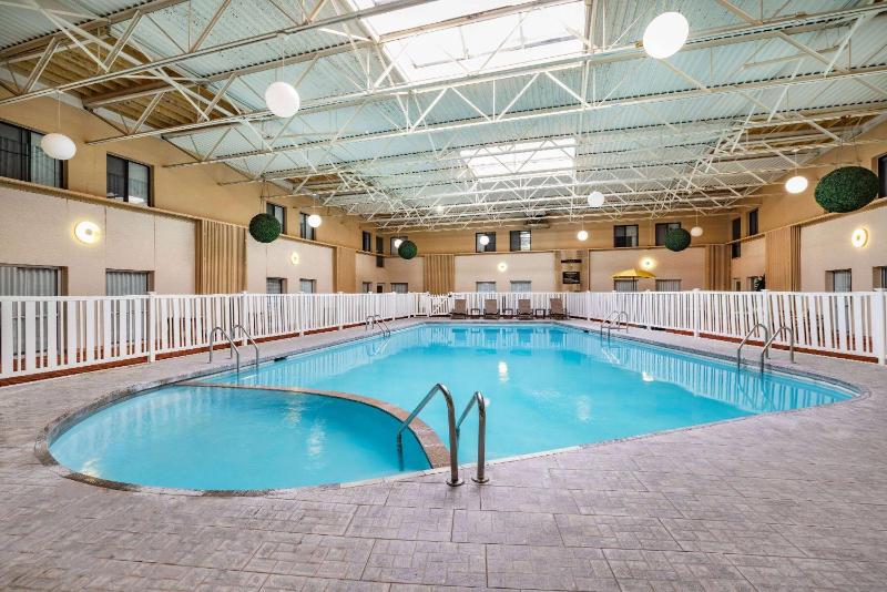 Poolside Queen Room with Two Queen Beds - Non-Smoking image 2