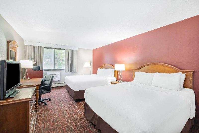 Twin Room with 2 Queen Beds, Non-Smoking image 2