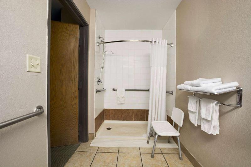 Queen Room with Two Queen Beds and Roll-In Shower - Mobility Accessible/Non-Smoking image 1