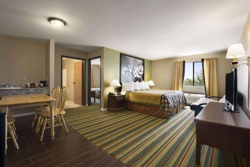 Queen Room with Three Queen Beds - Non-Smoking image 4