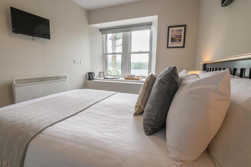 Deluxe Double Room with Sea View image 3