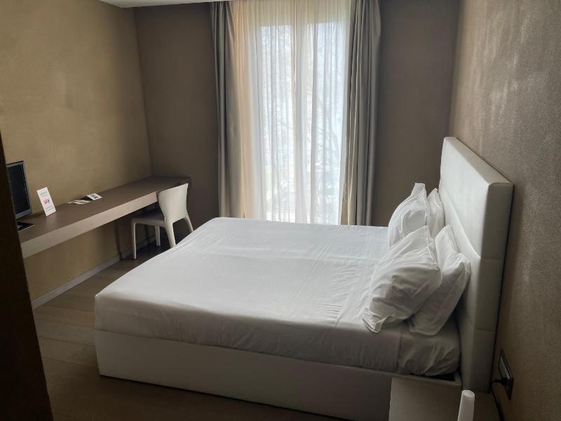 Double or Twin Room with Lake View image 3