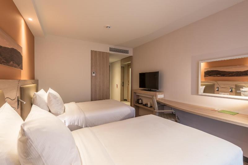 Twin Room image 4