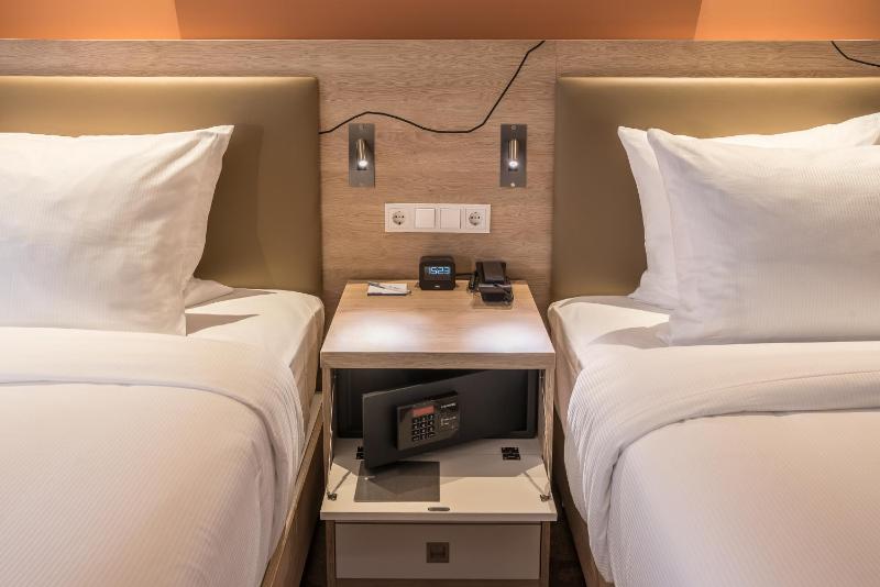 Twin Room image 3