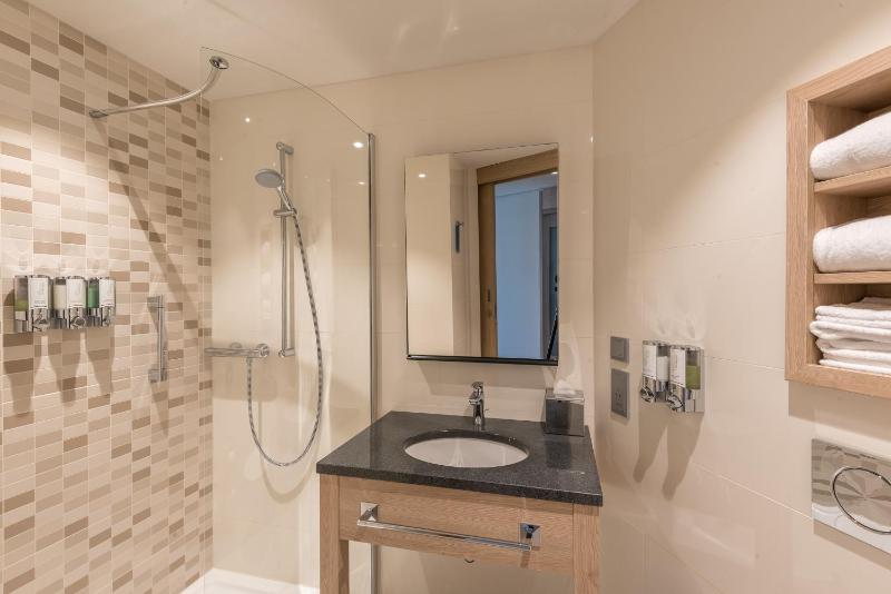 Corner Queen Room image 2