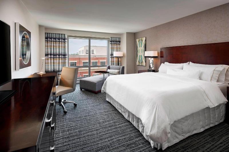 Deluxe, Guest room, 1 King, City view image 1