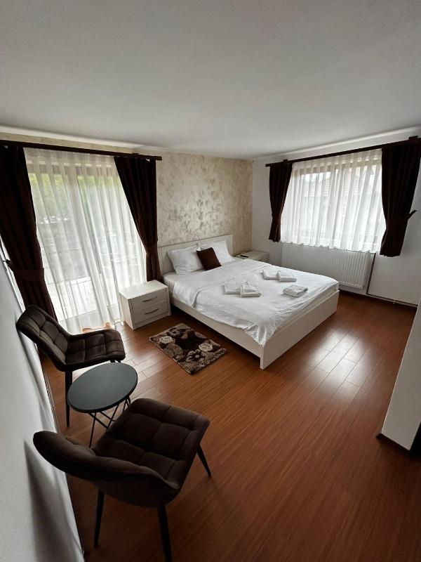 Double Room with Private Bathroom image 1