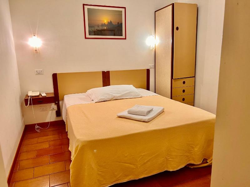 Small Double Room image 3