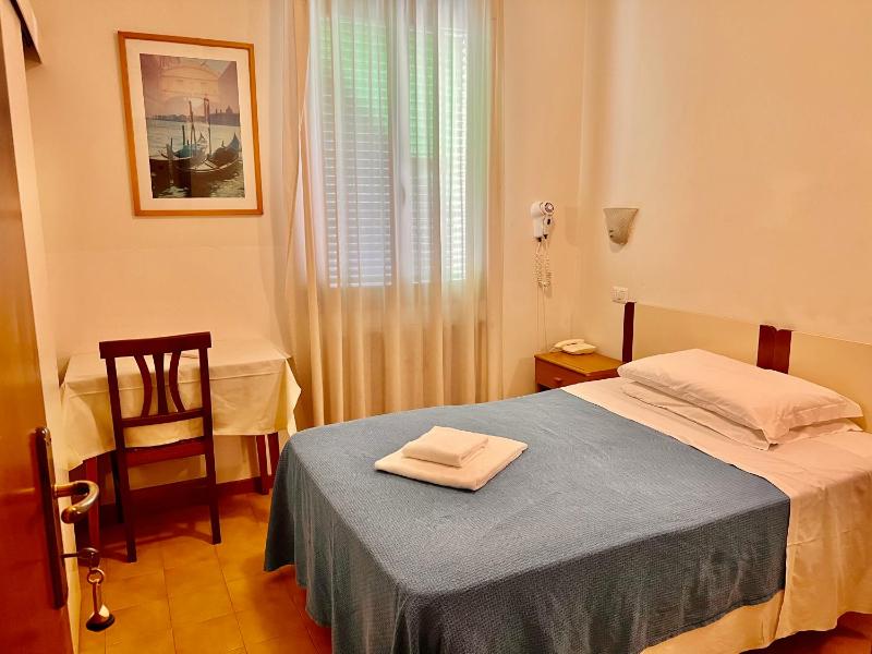 Small Double Room image 2