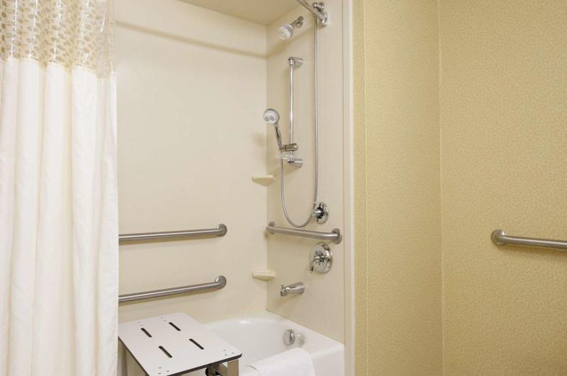 Double Room with Two Queen Beds and Bath Tub - Mobility Access image 2