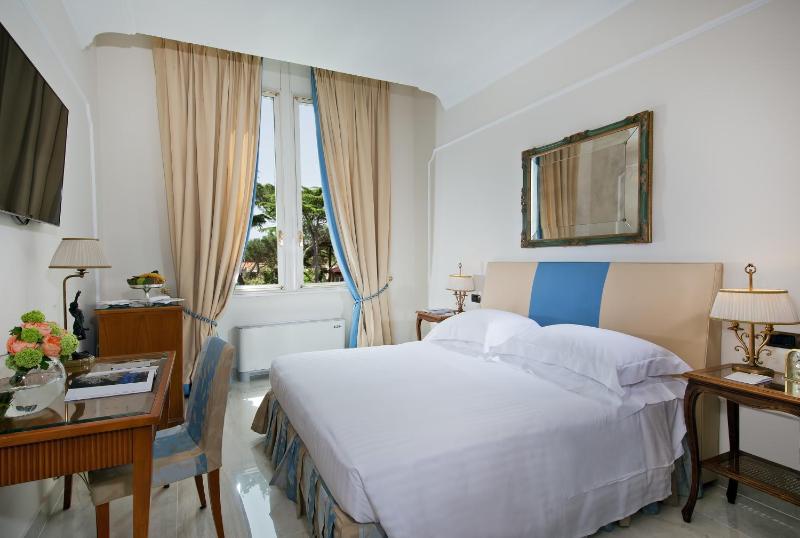 Prestige Double Room with Pool and Garden View image 4