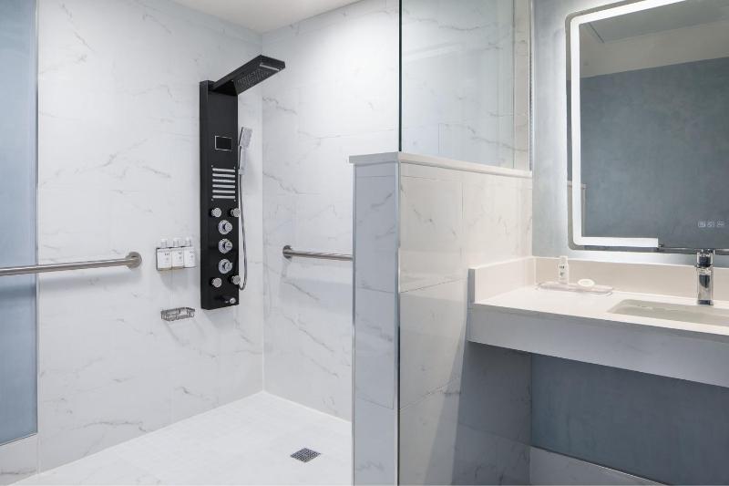 Double Room with Two Double Beds and City View - Beachfront/Pool Access image 4