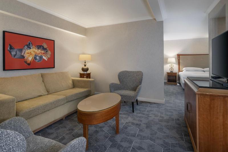 One-Bedroom King Suite with Sofa Bed and Garden View image 1