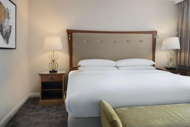 One-Bedroom King Suite with Sofa Bed and Garden View image 4