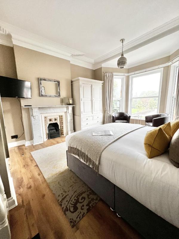 Superior King Room image 3