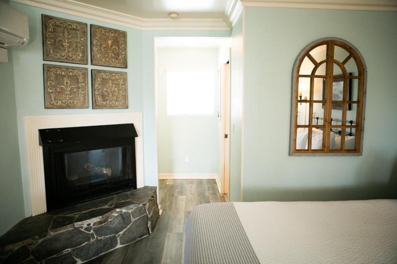 Queen Room with Two Queen Beds image 4