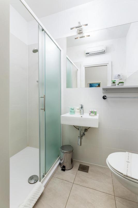 Deluxe Double or Twin Room with City View image 2