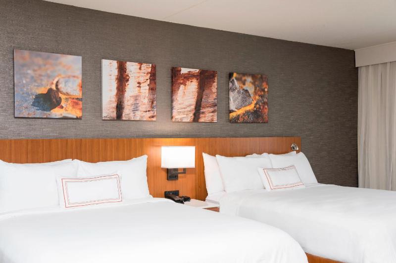 Queen Suite with Kitchenette image 4