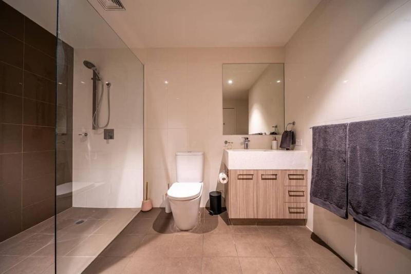 Divinity on Morphett - CBD Living with Skyline Views - image 3