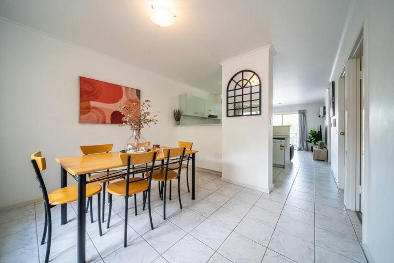 Sage on Bewes - Relaxed CBD Base with Tennis Court - image 12