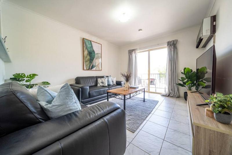 Sage on Bewes - Relaxed CBD Base with Tennis Court - image 9