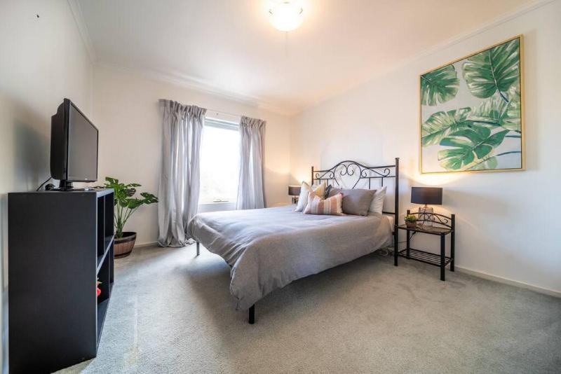 Sage on Bewes - Relaxed CBD Base with Tennis Court - image 13