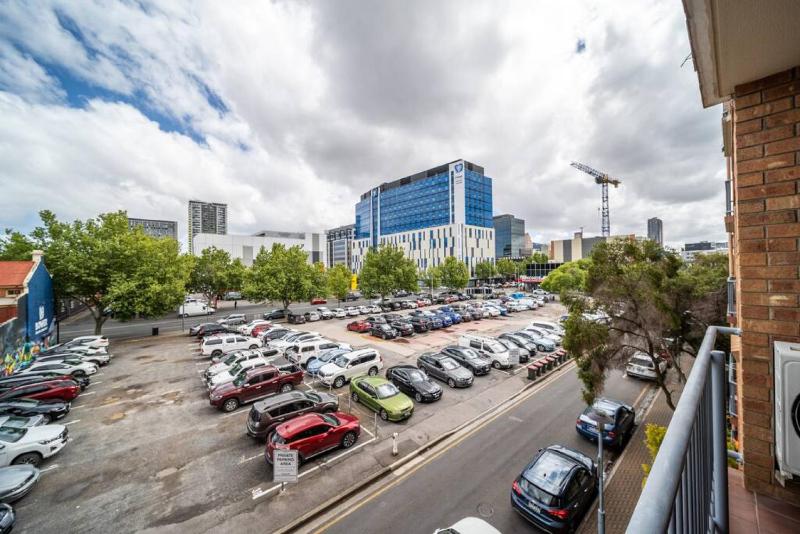 Sage on Bewes - Relaxed CBD Base with Tennis Court - image 5