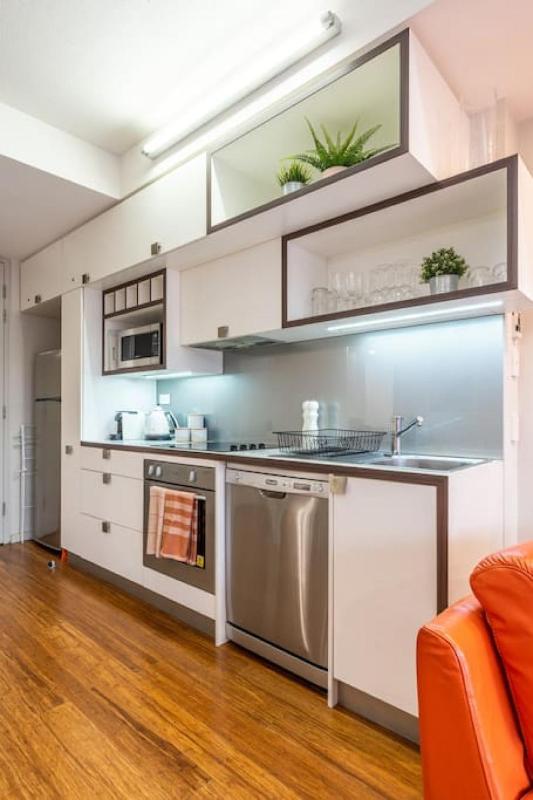 Huttside - Comfortable CBD Stay near Parklands - image 14