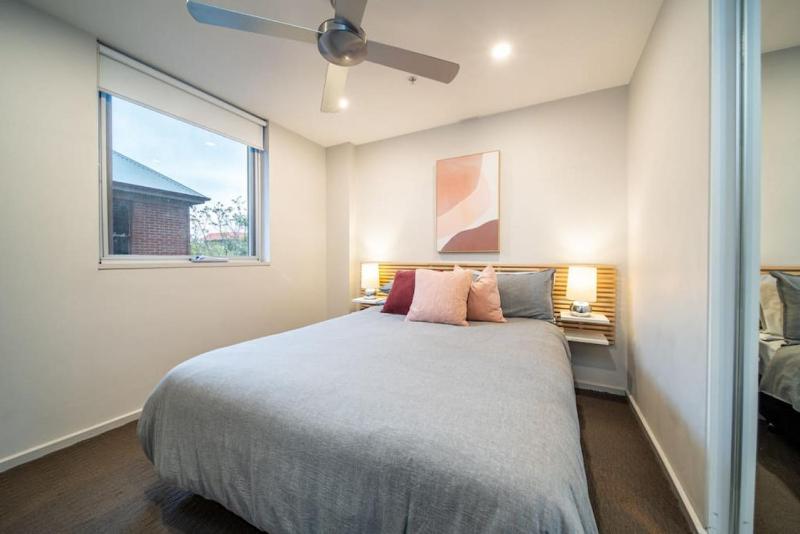 Huttside - Comfortable CBD Stay near Parklands - image 5