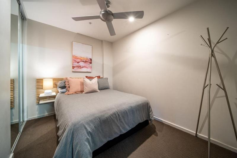 Huttside - Comfortable CBD Stay near Parklands - image 3