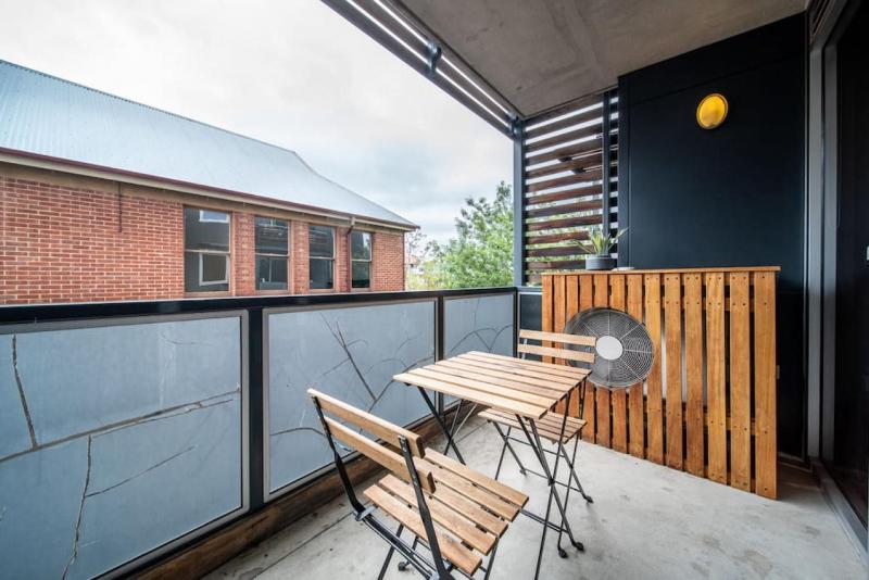Huttside - Comfortable CBD Stay near Parklands - image 11