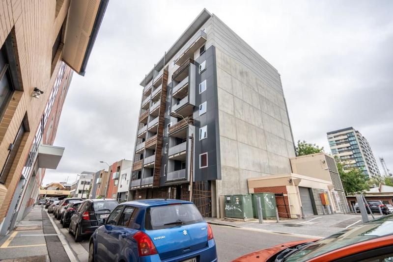 Huttside - Comfortable CBD Stay near Parklands - image 15
