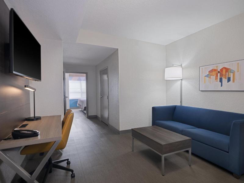 One-Bedroom King Suite with Sofa Bed image 3