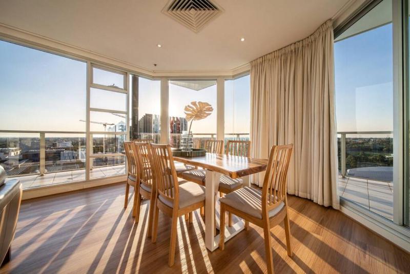 The Views Penthouse - Cityscape & Parkland Scenery - image 12