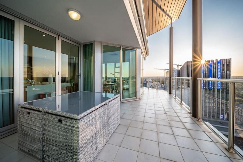 The Views Penthouse - Cityscape & Parkland Scenery - image 10