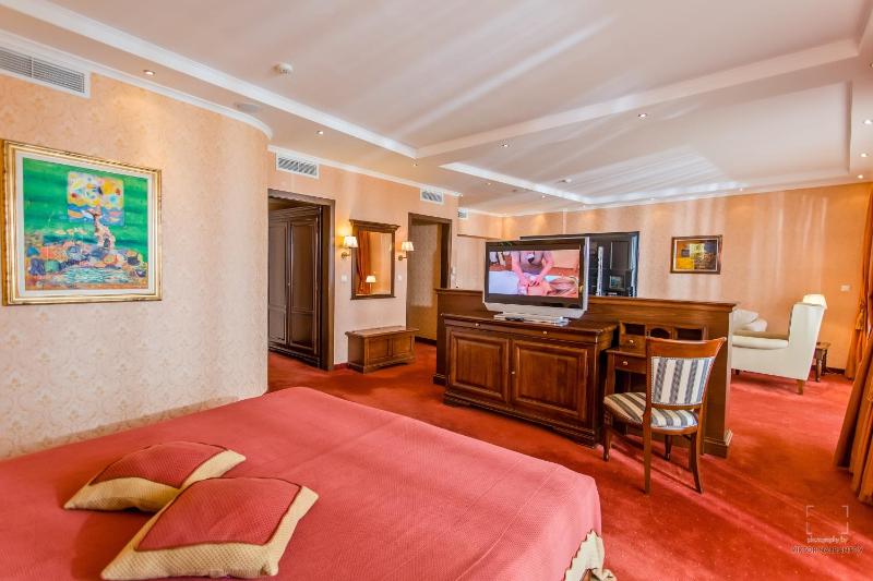 Junior Suite with Balcony and Sea View image 3