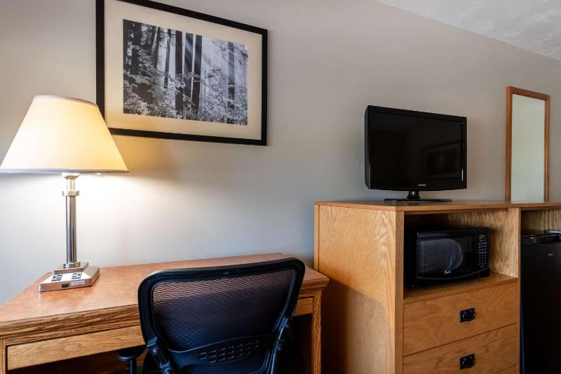 Queen Room with Two Queen Beds and Bath Tub - Disability Access/Non-Smoking image 1