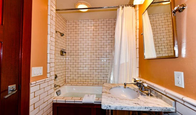 King Room with Spa Bath image 2