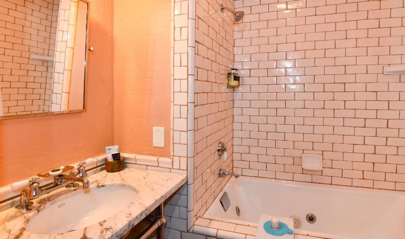 Queen Room with Spa Bath image 2